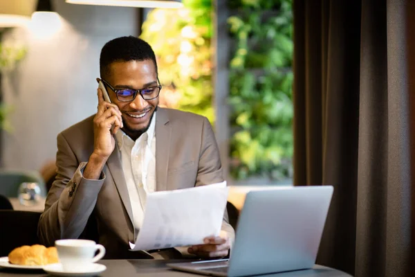 Retrato del hombre de negocios negro haciendo una llamada telefónica —  Fotos de Stock