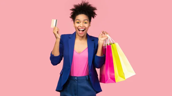 Afro girl with shopping bags and plastic card — 스톡 사진