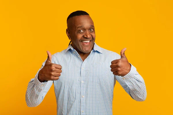 Enthusiastic mature afro american man gesturing thumbs up — Stockfoto
