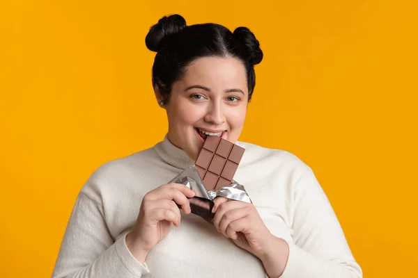 Positive Fatty Girl Biting Chocolate Bar, Enjoying Eating Sweets — ストック写真