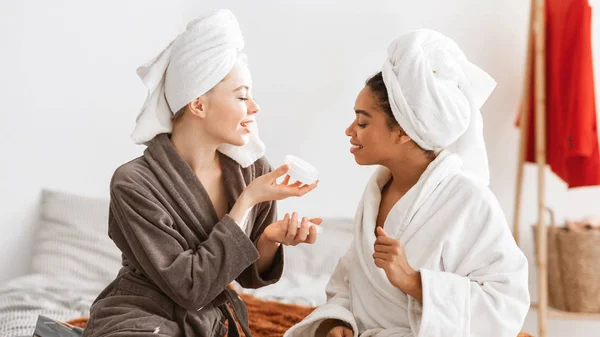 Sensual spa girlfriends testing new body lotion, having beauty day — Zdjęcie stockowe