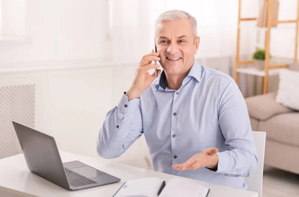 Senior man talking on mobile phone at office — Φωτογραφία Αρχείου