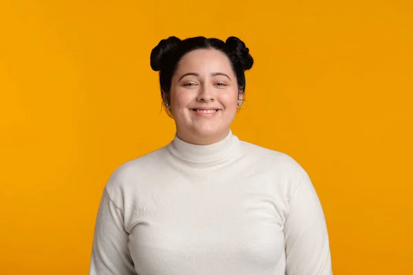 Portrait Of Cheerful Overweight Girl In White Turtleneck Sweater — Stok fotoğraf