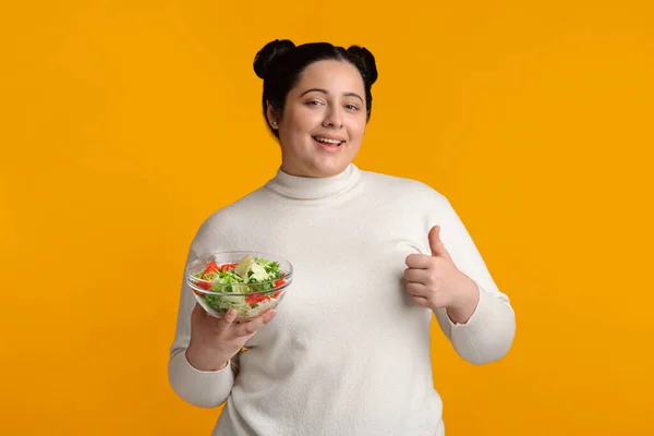 Overweight Woman Holding Bowl With Vegetable Salad And Showing Thumb Up — ストック写真