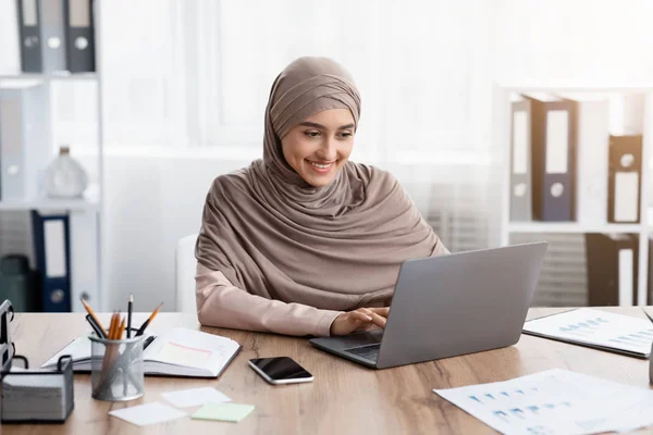 Young muslim businesswoman working on her laptop in office — Stock Fotó