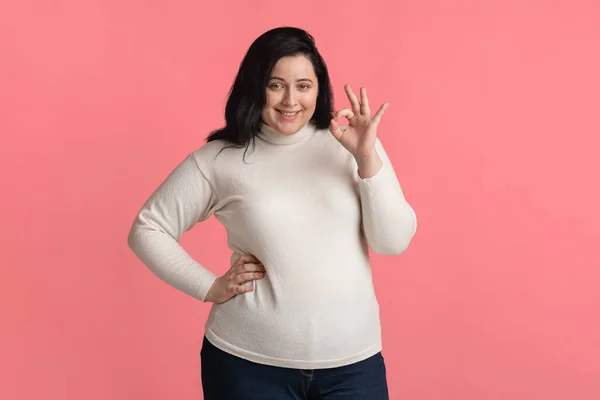 Beautiful Overweight Girl Showing Ok Sign, Posing Over Pink Background — 图库照片