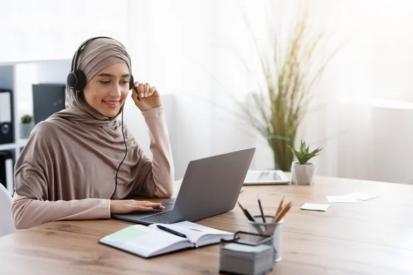 Arabic Businesswoman Using Laptop And Headset In Office, Having Video Call — Stockfoto