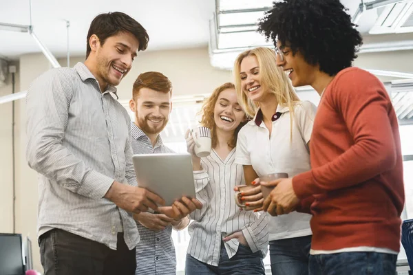 Creative team sharing business ideas during coffee break — Stock Photo, Image