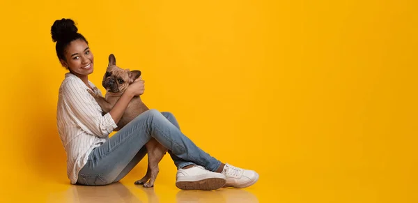 Boldog Afro Woman Dog Owner vele aranyos francia bulldog kiskutya — Stock Fotó
