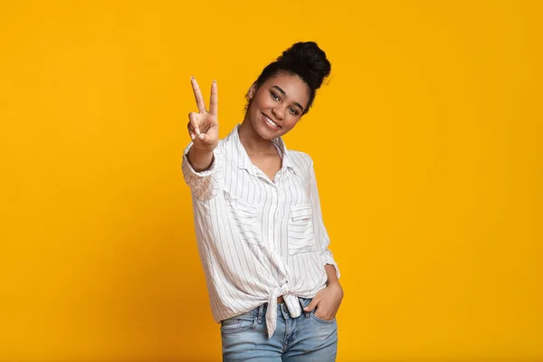 Smiling Afro Girl Showing Peace Gesture And Posing At Camera — Stok fotoğraf