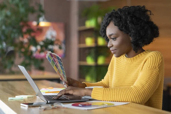 Afro girl web-designer working with color palette at cafe — Zdjęcie stockowe