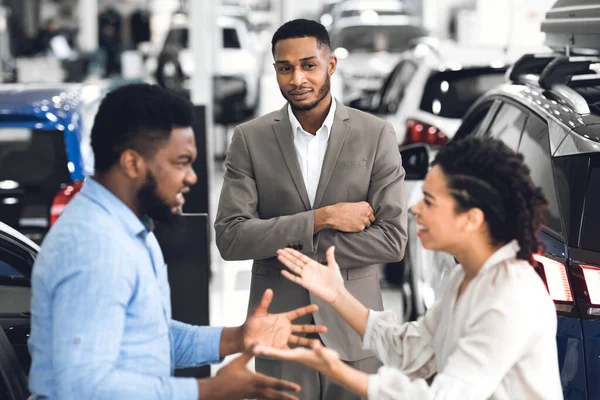 Car Seller Looking At Couple Having Quarrel In Dealership Showroom — Stock Fotó