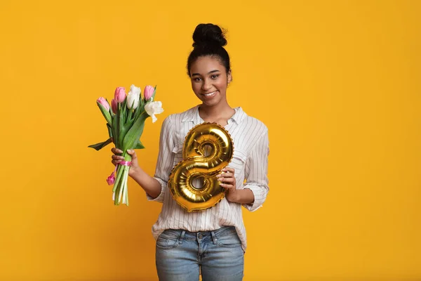 Happy Afro Girl Holding Tulips Bouquet And Number Eight Shaped Balloon — Stock fotografie