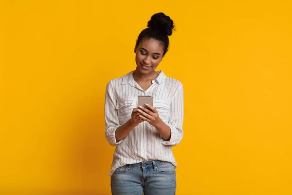 Young African American Woman Using Smartphone, Browsing Internet, Downloading New App — Stok fotoğraf