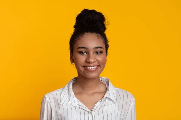 Retrato de chica afro-americana positiva sonriendo y mirando a la cámara — Foto de Stock