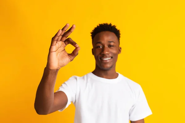 Homem africano positivo gesticulando mostrando sinal ok — Fotografia de Stock