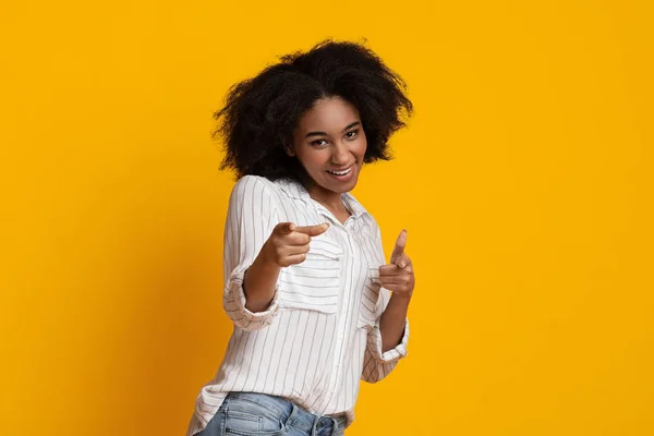 Gotcha. Positive african american woman pointing her index fingers at camera — Stockfoto