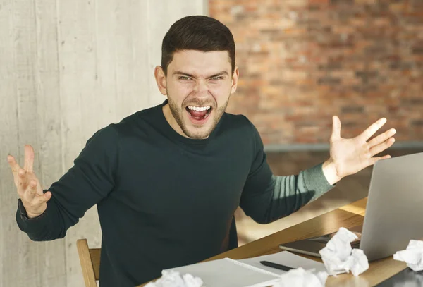 Hombre gritando y sugiriendo tener un colapso nervioso en la oficina —  Fotos de Stock