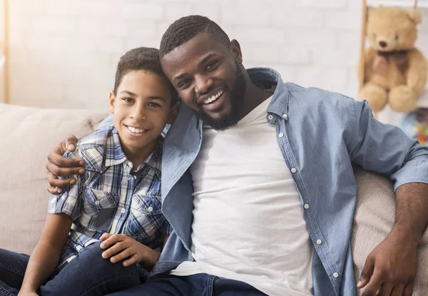 Retrato de feliz afro chico posando a cámara con su papá — Foto de Stock