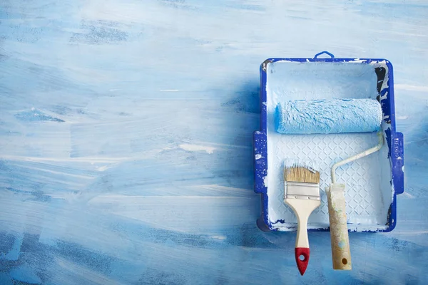 El piso está pintado con trazos. Rodillo, cepillo y bandeja — Foto de Stock