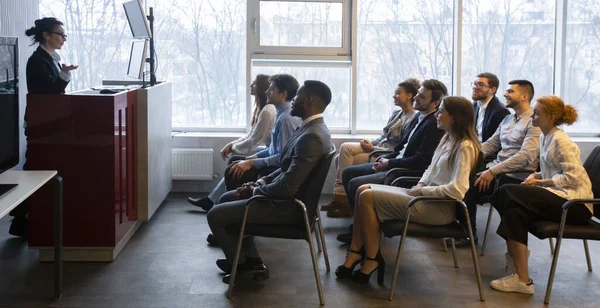 Formation professionnelle. Le patron donne une présentation aux jeunes employés — Photo