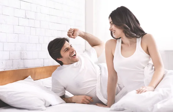 Pareja milenaria enamorada Despertando juntos por la mañana —  Fotos de Stock