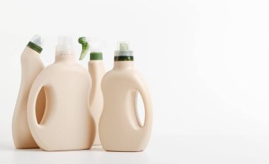 Çamaşır için beyaz arka planda deterjan ambalajı