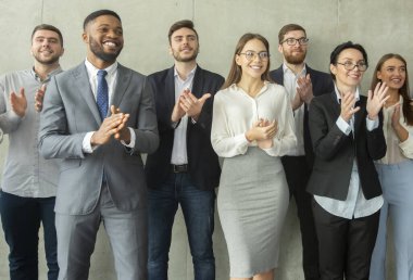 Minnettar dinleyiciler. Mutlu iş adamları seminerden sonra alkışlıyorlar.