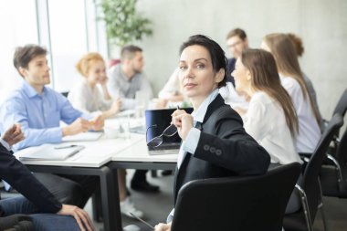 Toplantıda kameraya gülümseyen kendine güvenen Ceo