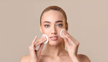 Bej Arkaplanda Pamuk Pedleri Kullanan Kadın, Stüdyo Çekimi