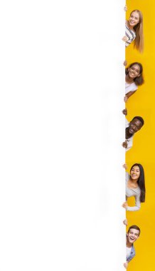 Mutlu arkadaşlar boş reklam panolarına bakıyorlar.