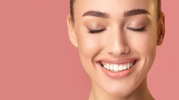 Pretty Girl sonriendo con los ojos cerrados posando en el estudio — Foto de Stock