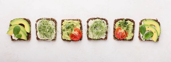 Яркие веганские бутерброды с помидорами, микрозеленым и детским шпинатом — стоковое фото