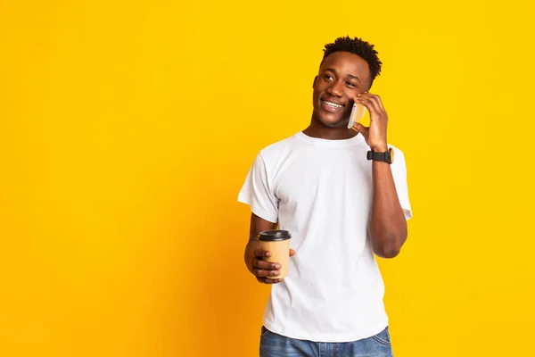 Porträtt av stilig afrikansk kille står med kaffe att gå — Stockfoto