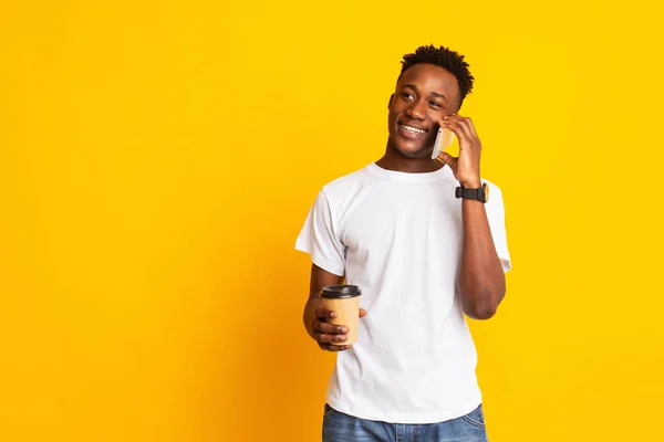 Retrato de chico africano guapo de pie con café para llevar —  Fotos de Stock