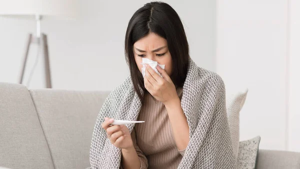 Saisonale Infektionskrankheiten. Krankes Mädchen überprüft Körpertemperatur — Stockfoto