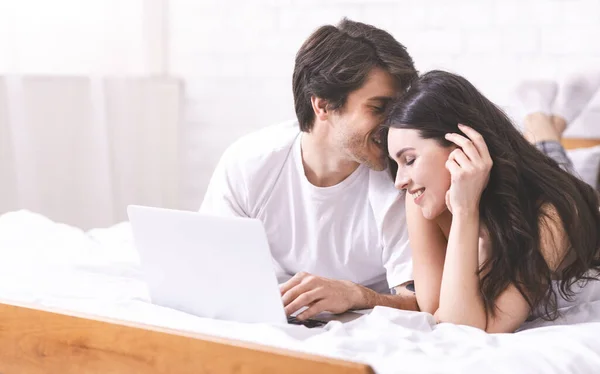 Redes de casais jovens no laptop juntos, espaço vazio — Fotografia de Stock