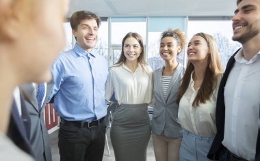 Birlik konsepti. Mutlu iş arkadaşları çemberde kaynaşıyor