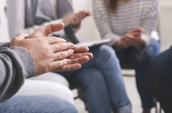 Primer plano de las personas aplaudiéndose mutuamente en la reunión del grupo de psicoterapia — Foto de Stock