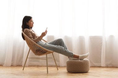 Rahatlama zamanı. Akıllı telefondan sakin kız ağları