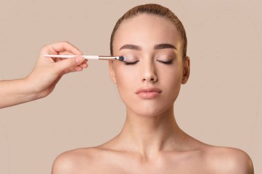 Kozmetik Fırça, Stüdyo Fotoğrafı Kullanan Kızın Eline Göz Gölgeleri Uygulama