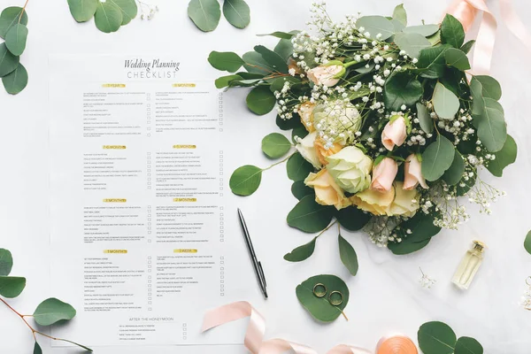 Noiva Flores e notas para fazer a lista no fundo branco — Fotografia de Stock