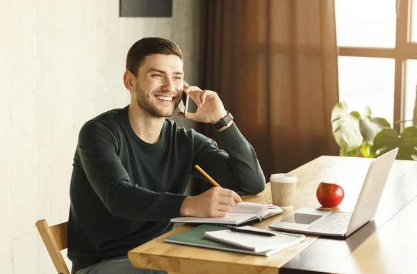 Joven Empresario Hablando En Teléfono Celular Sentado En El Portátil En La Oficina — Foto de Stock