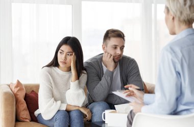 Aile Çatışması Sonrası Eşler Psikologlar Ofisinde Oturuyor