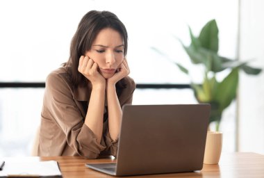 İş yerinde bilgisayar kullanan Avrupalı genç öğrenci