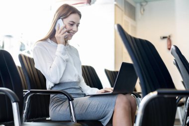 Boş konferans odasında çalışan kendine güvenen bir kadın.