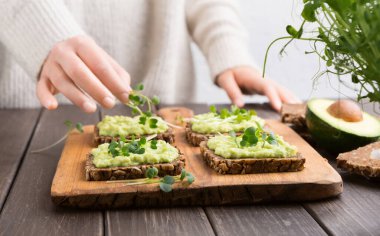 Avokado soslu hızlı atıştırmalıklar ve mikroyeşil