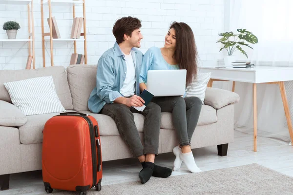 Tour de reserva. Pareja feliz usando el ordenador portátil, preparándose para viajar — Foto de Stock