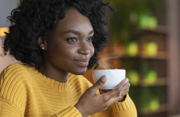 Close up portret afro kobieta korzystających filiżankę kawy — Zdjęcie stockowe