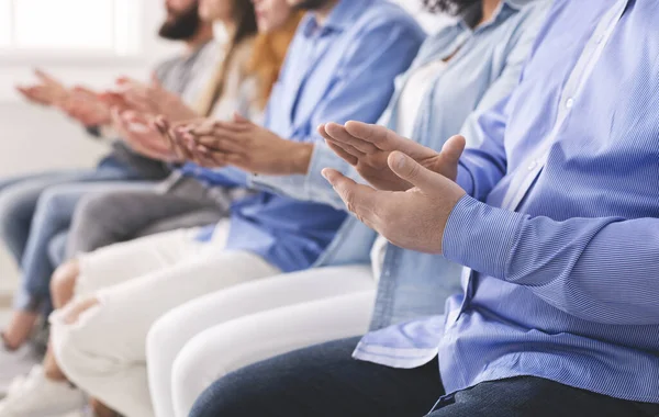 Medlemmar i terapisessionen sitter i rad och applåderar till talmannen — Stockfoto